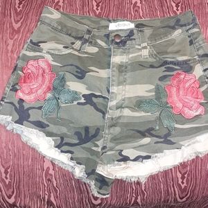 VIBRANT MIU CAMO LADIES SHORTS SIZE M